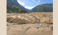 बाढीपहिरो प्रभावितलाई प्रजिअ श्रेष्ठद्वारा रकमसहित सामग्री वितरण