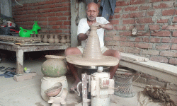 माटोका भाँडा बनाउन भ्याइनभ्याई