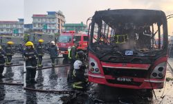 सातदोबाटोमा रोकेर राखेको बसमा आगलागी