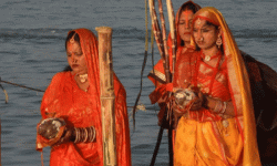 छठ पर्वको मुख्य दिन : अस्ताउँदो सूर्यलाई विधिपूर्वक अघ्र्य दिइँदै