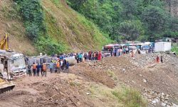 झ्याप्ले खोलाको पहिरोमा पुनः खोजी गरिँदै, आलोपालो गरी सवारी चलाइँदै