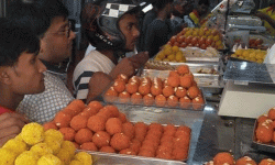 जनकपुरमा महाअष्टमीको दिन करिब तीन करोडको लड्डु बिक्री