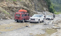 पहिरोले अवरुद्ध मध्यपहाडी लोकमार्ग तीन दिनपछि खुल्यो