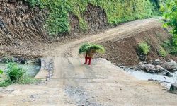 पर्वतका अवरुद्ध ग्रामीण सडक मर्मत सुरु