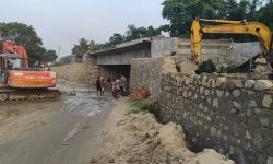 हुलाकी राजमार्गअन्तर्गत कालिया खोलामा पुल र आसपास सडक कालोपत्र नहुँदा समस्या