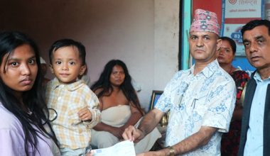 पहिरोमा परी ज्यान गुमाउनेका परिवारलाई घरमै पुगेर राहत वितरण