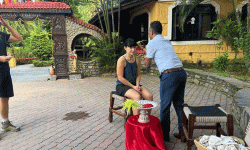 सौराहामा टीका र जमरा थाप्दा बाह्य पर्यटक दंग