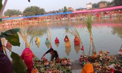 अस्ताउँदो सूर्यलाई अर्घ्य दिएर वीरगञ्जमा मनाइयो छठ