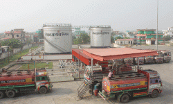 धनगढीको इन्धन डिपोबाट स्थानीय अहोरात्र त्रसित, चाँडो स्थानान्तरणको माग