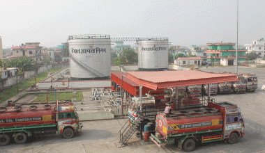 धनगढीको इन्धन डिपोबाट स्थानीय अहोरात्र त्रसित, चाँडो स्थानान्तरणको माग