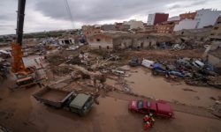 बार्सिलोनामा भारी वर्षाले रेल सेवा अवरुद्ध, भ्यालेन्सियामा सेनाले गर्याे बाढी पीडितहरूको खोजी जारी