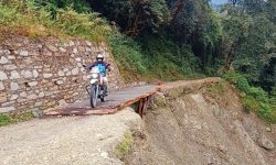 पोखरेबगर–चित्रे सडक मर्मत नहुँदा पर्यटकलाई सास्ती