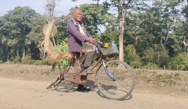 चौरासी वर्षमा पनि गाउँबस्ती डुल्दै व्यापार