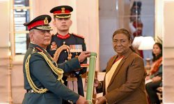 प्रधान सेनापति सिग्देललाई भारतीय सेनाको मानार्थ महारथीको दज्र्यानी चिन्ह प्रदान