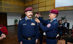 सातजना प्रहरी अधिकृतहरू दर्ज्यानी चिन्हद्वारा सुशोभित