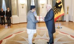 जर्मनीका लागि नेपाली राजदूत डा. रुपाखेतीद्वारा ओहोदाको प्रमाणपत्र पेस