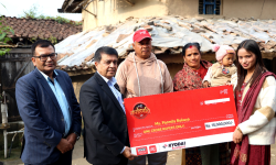 विजेता बनेकी रोकायालाई एक करोडको चेक हस्तान्तरण