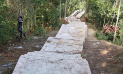 पर्यटकीयस्थल मझुवागढीमा निर्माण गरिएको पदमार्ग मापदण्डविपरित