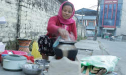 जाडोमा भक्का बेचेर खर्च जुटाउँदै महिला
