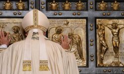 क्रिसमसको पूर्वसन्ध्यामा पोप फ्रान्सिसले गर्याे ‘जयन्ती वर्ष–२०२५’ को शुभारम्भ