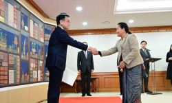 राजदूत तुम्बाहाम्फेद्वारा ओहदाको प्रमाणपत्र प्रस्तुत