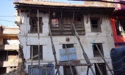 लोप हुँदै मौलिक घर