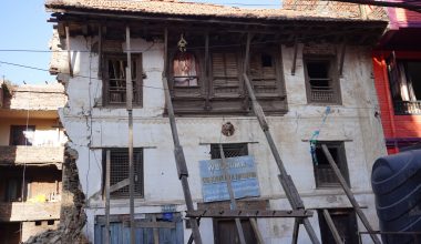 लोप हुँदै मौलिक घर