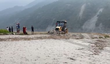 बाढीले थुपारेको गेगर हटाउन सहयोग गर्दै हलेसी तुवाचुङ नगरपालिका