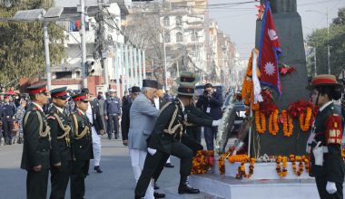 राष्ट्रपति पौडेलद्वारा पृथ्वीनारायण शाहको सालिकमा माल्यार्पण