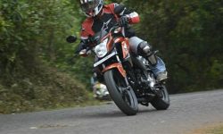 चितवनमा मोटरसाइकल चालकलाई शुभयात्रा अभियान