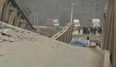 पुल भाँचिएर रोकिएका सवारी वैकल्पिक मार्गबाट सञ्चालन