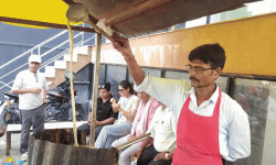 चिया बेचेरै मासिक एक लाख कमाउँछन् विनोद