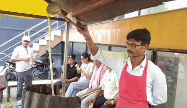 चिया बेचेरै मासिक एक लाख कमाउँछन् विनोद