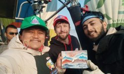 हट एयर बेलुनमा उड्दै कलाकृति