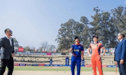 नेदरल्याण्ड्सविरुद्धको खेलमा नेपालले बलिङ गर्दै