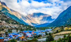 राष्ट्रिय प्रशारण लाइनले उज्यालो बन्दै मनाङ