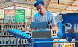 गाउँमै इँटा उद्योग चलाएर स्वरोजगार बनेका इञ्जिनिर प्रमोद