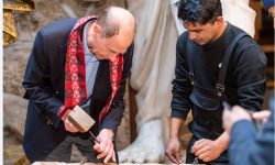 जब बेलायतका अधिराजकुमार हातमा हथौडा र ज्यावल लिएर काठ खोप्न थाले…