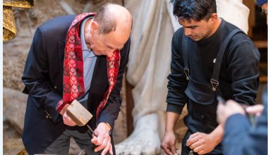 जब बेलायतका अधिराजकुमार हातमा हथौडा र ज्यावल लिएर काठ खोप्न थाले…