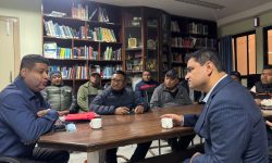 जलनपीडित बिरामीको उपचारबारे जानकारी लिंदै स्वास्थ्य मन्त्री पौडेल