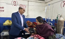 प्रजातन्त्र दिवस: बिरामीलाई फलफूल वितरण