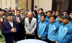 प्रधानमन्त्री र केपी ओली कप फुटबल च्याम्पियनसिपका खेलाडीबीच भेट