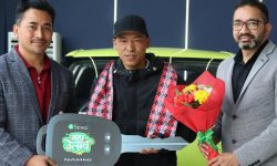 इसेवा महा-उत्सवको विजेता रवि बम्जनलाई नामी कार हस्तान्तरण