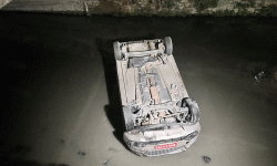 अनामनगरस्थित धोबी खोलामा कार खस्याे