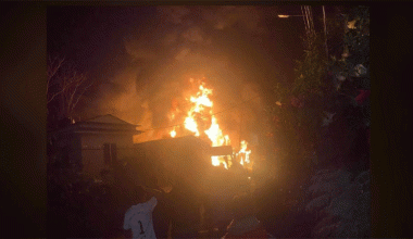 हलेसी बजारको एउटा पसलमा आगलागी