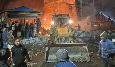 खाना पकाउने ग्यासबाट सल्किएको आगोले हलेसीका तीन घरमा क्षति