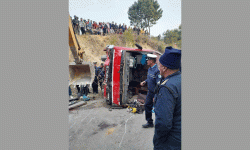 स्कुलबस दुर्घटना हुँदा तीन जनाको मृत्यु, ४० घाइते