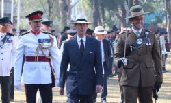 बेलायती अधिराजकुमार र अधिराजकुमारीद्वारा परेड अवलोकन