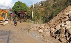 चिसापानी मोहन्याल सडक स्तरोन्नति गरिँदै