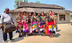 लोप हुँदै रानाथारू समुदायले होलीमा लगाउने परम्परागत गहना